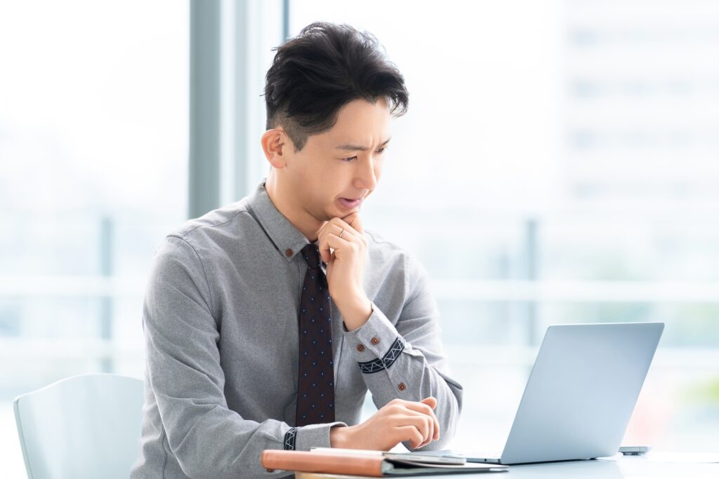 パソコンを見ている人の画像