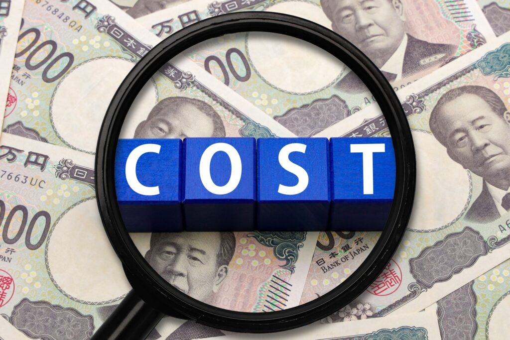 「COST」の文字を虫眼鏡で拡大している画像
