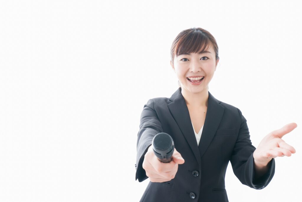 こちらにマイクを向けている人の画像