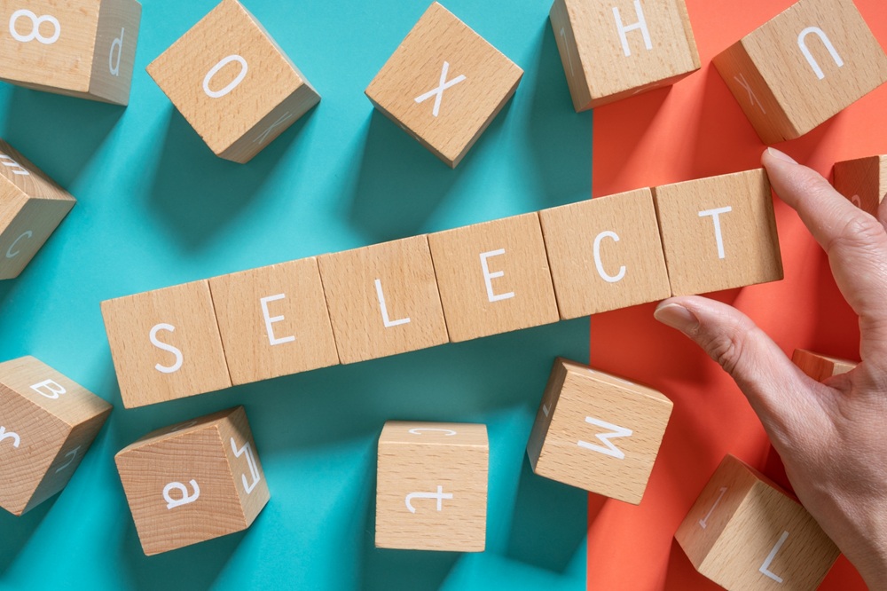 「S」「E」「L」「E」「C」「T」と書かれたブロックの画像