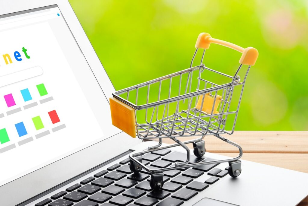 パソコンの上にカートが乗っている画像