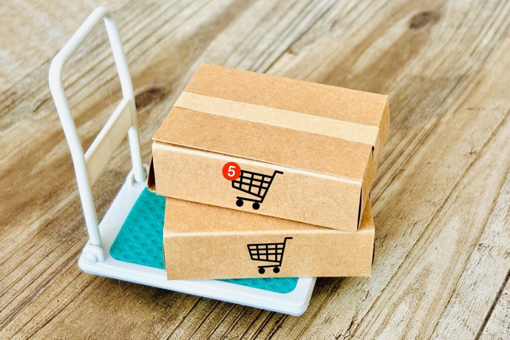 台車の上に段ボールが載っている画像