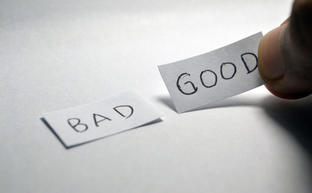「BAD」「GOOD」と書かれた紙の画像
