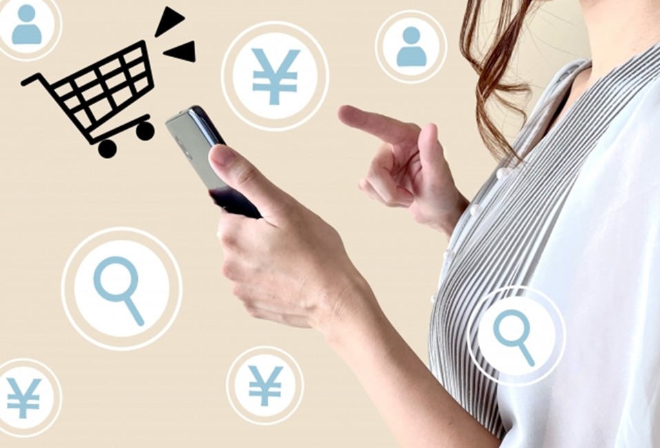 スマートフォンでネットショップを利用している人の画像