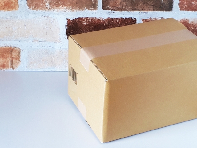 れんがの壁の前に段ボールが置かれている画像