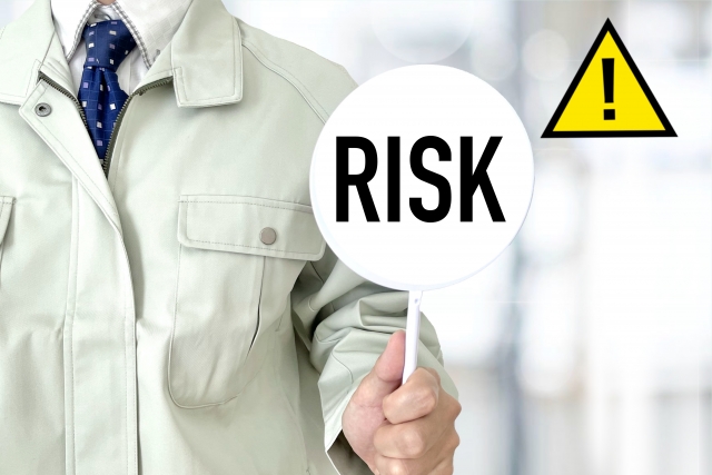 「RISK」と書かれたふだを持っている人の画像