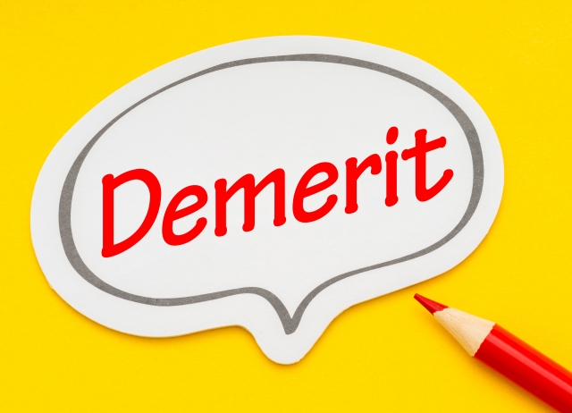 赤ペンで「Demerit」と書かれた吹き出しの画像