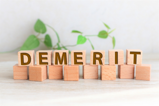 DEMERITと書かれている木のブロックが横並びになっている画像