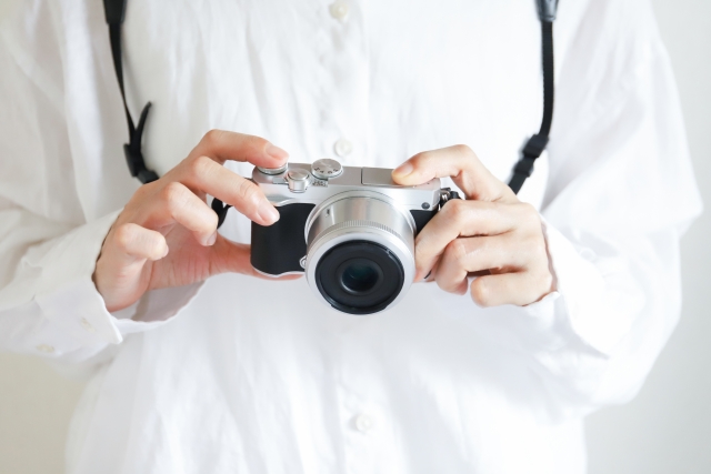 商品撮影用のカメラを持っている人