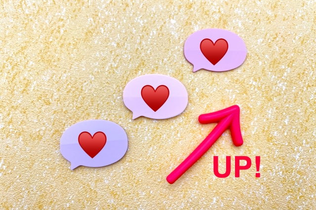 ハートがかかれた吹き出しが3つ、右肩上がりに並んでおり、その下に斜め右上を向いた矢印と「UP！」という文字が置かれている画像。