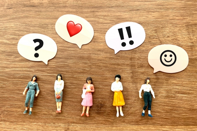 横並びになっている人形の頭上に、ハテナやハート・にっこりマークのアイコンが浮かんでいる画像