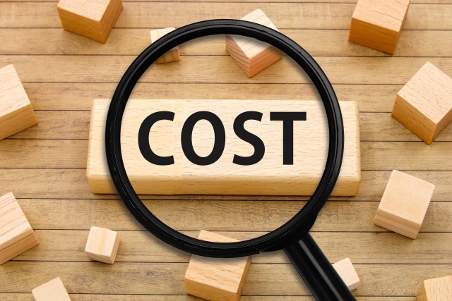 虫眼鏡の中央に「COST」の文字がある画像