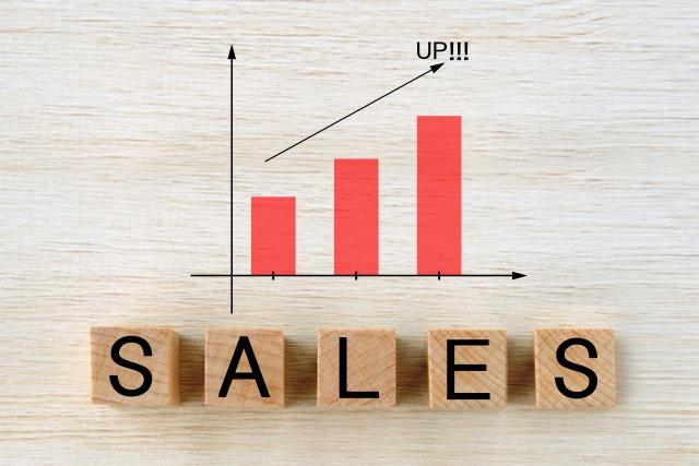 右肩上がりのグラフの下に「SALES」という文字のブロックが並んでいる画像