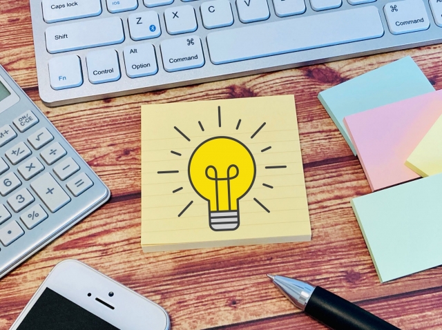 パソコンと付箋