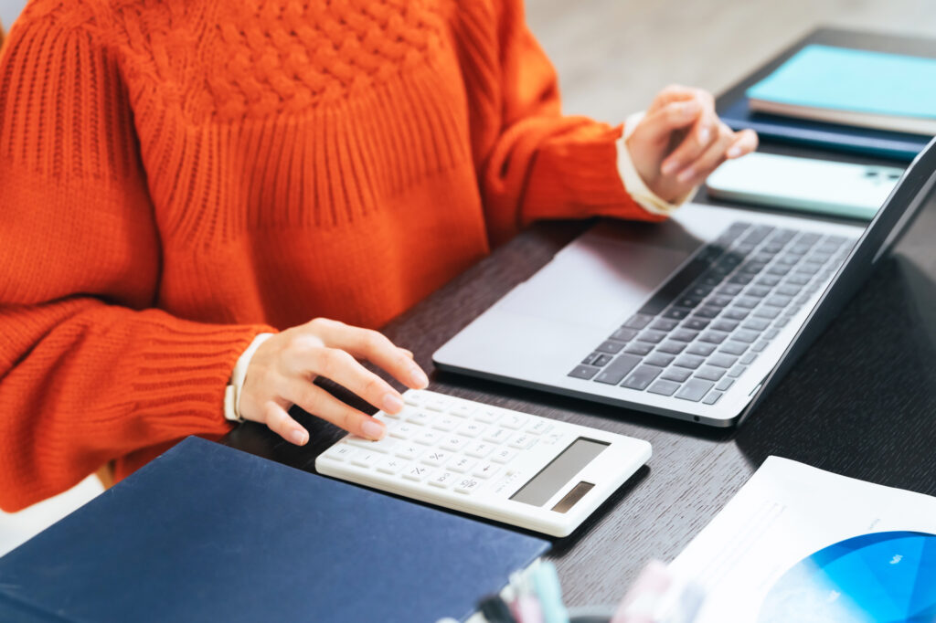 ECサイトの売り上げを伸ばす方法を考えている女性