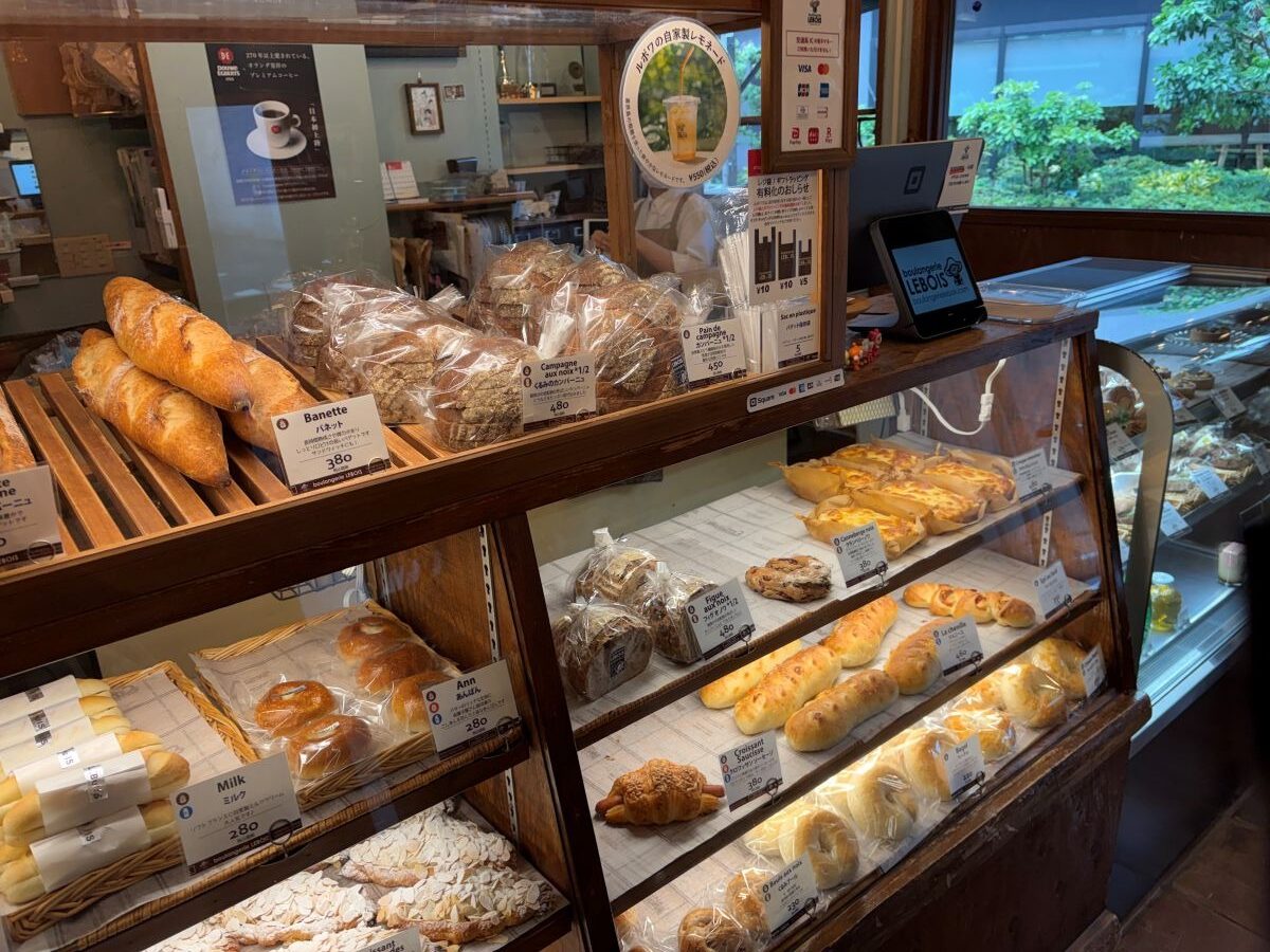 boulangerie LEBOIS（ブーランジェリー ルボワ）ショーケースに並んだパン