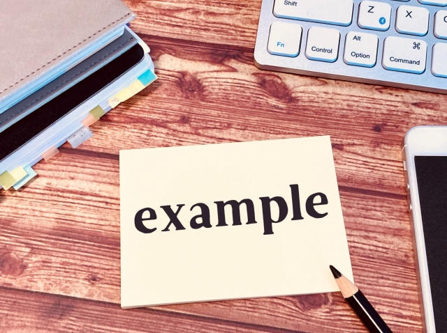 「example」と書かれたメモと、手帳やスマートフォンの画像