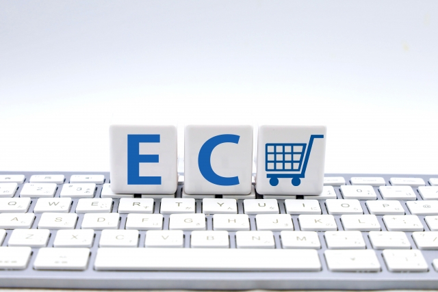 キーボードの上に、E・C・カートアイコンが書かれた四角形が置かれた画像