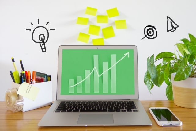 パソコンの画面内に、右肩上がりの棒グラフと折れ線グラフが表示されている様子の画像