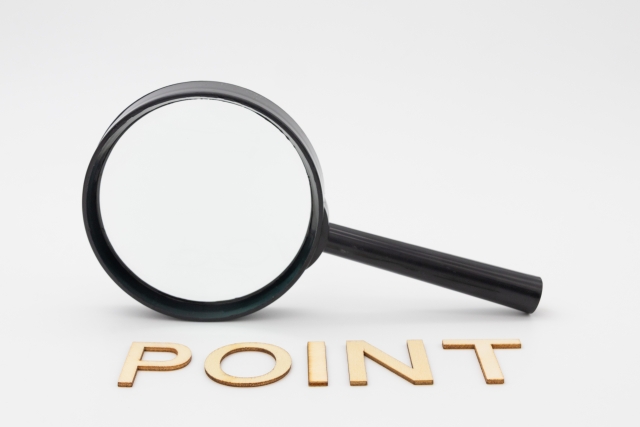 虫眼鏡の前に、「POINT」という文字が置かれている画像