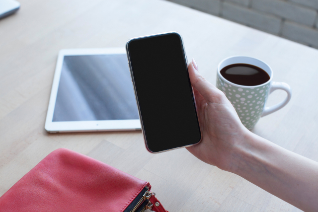 スマートフォンを持っている手元の画像