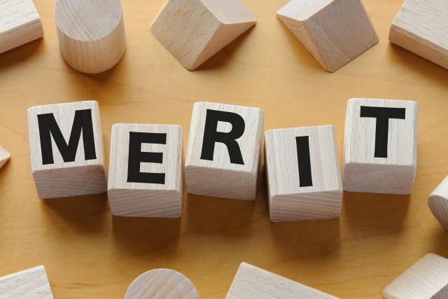 「M」「E」「R」「I」「T」と書かれた木のブロックが横並びになっている画像