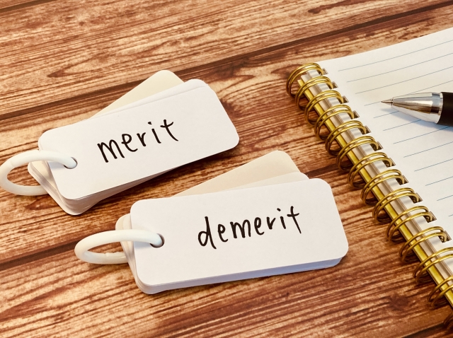 「merit」「demerit」と書かれた単語カードの画像